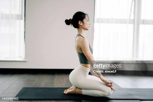 young yoga teacher - 垂直構圖 stockfoto's en -beelden