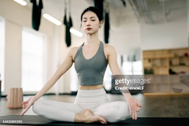 joven profesora de yoga - 垂直構圖 fotografías e imágenes de stock