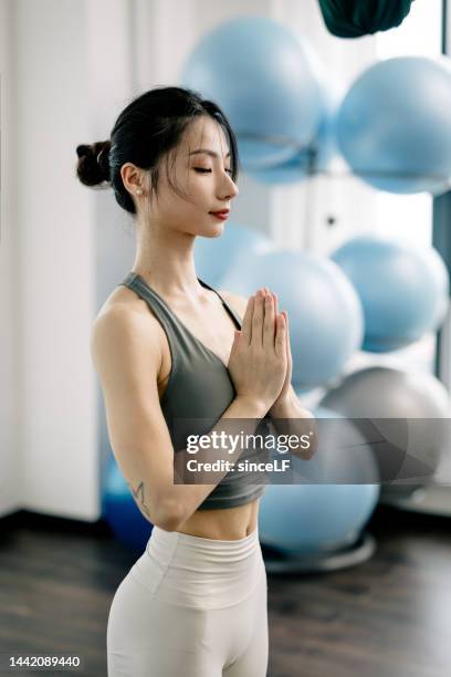 junge yogalehrerin - asian female bodybuilder stock-fotos und bilder