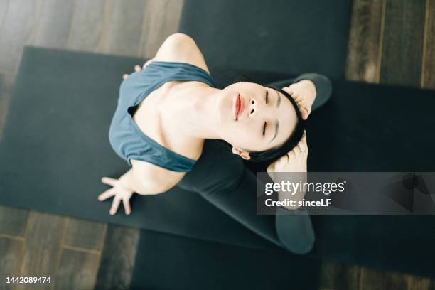 junge yogalehrerin - 垂直構圖 stock-fotos und bilder