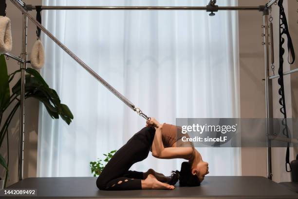 young pilates teacher - 垂直構圖 stockfoto's en -beelden