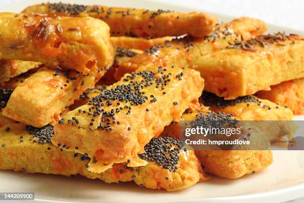 cannule di formaggio - grissini al formaggio foto e immagini stock