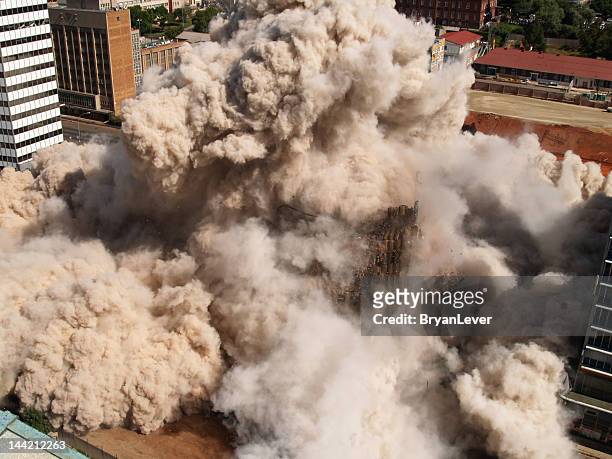 gebäude implosion in der innenstadt von johannesburg, südafrika - collapsing stock-fotos und bilder