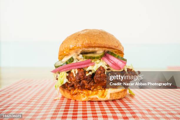 nashville chicken burger. - chicken sandwich stock-fotos und bilder