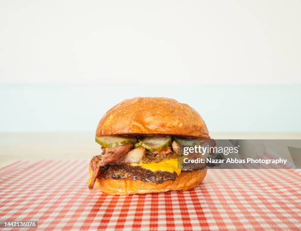 beef and bacon burger. - bacon cheeseburger stock-fotos und bilder