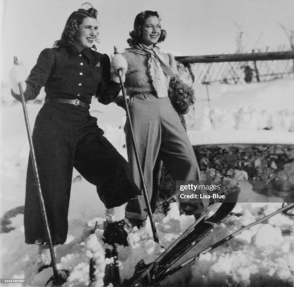 Junge Frauen beim Skifahren in den Bergen. 1935.