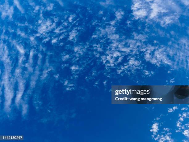 dark blue sky with white clouds - beam scales stock-fotos und bilder