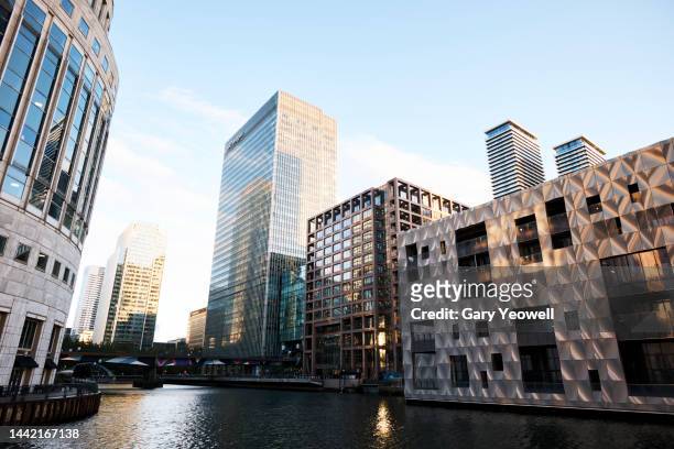 low angle view of london canary wharf skyscrapers - isle of dogs stock-fotos und bilder
