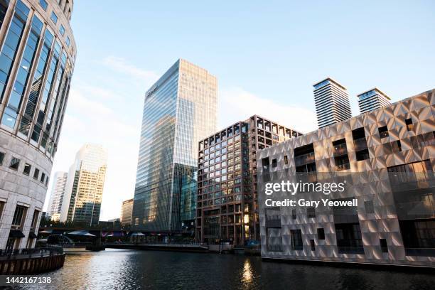 low angle view of london canary wharf skyscrapers - isle of dogs london - fotografias e filmes do acervo