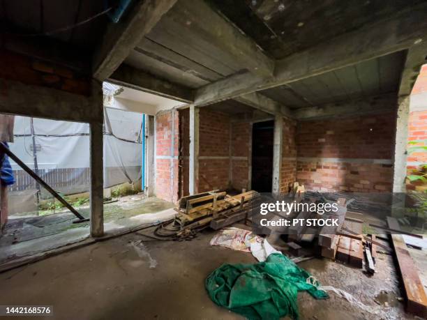 steel structure and unfinished bricks - abandoned house stock pictures, royalty-free photos & images