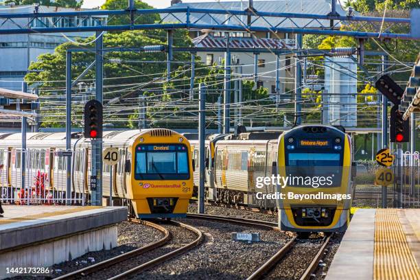 queensland rail electric trains arriving and departing brisbane's roma street station - railings 個照片及圖片檔