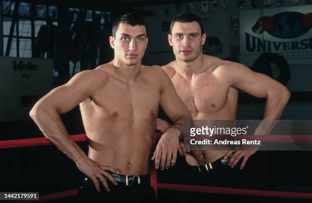Ukrainian boxer Wladimir Klitschko and his brother, Ukrainian boxer Vitali Klitschko, both shirtless posing by the ropes of a boxing ring, Hamburg,...