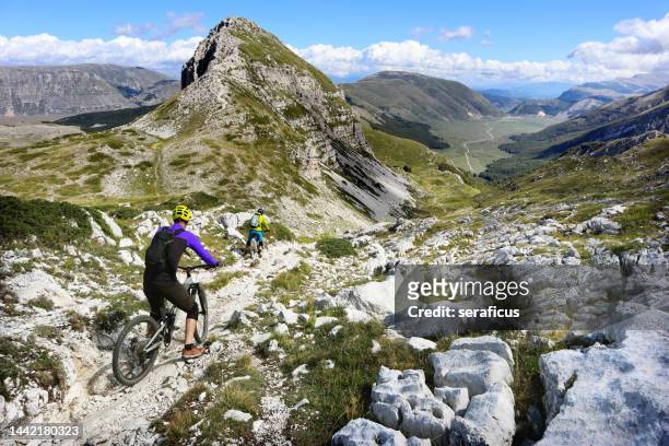 mountain bike nel parco velino-sirente, in abruzzo - abruzzi foto e immagini stock