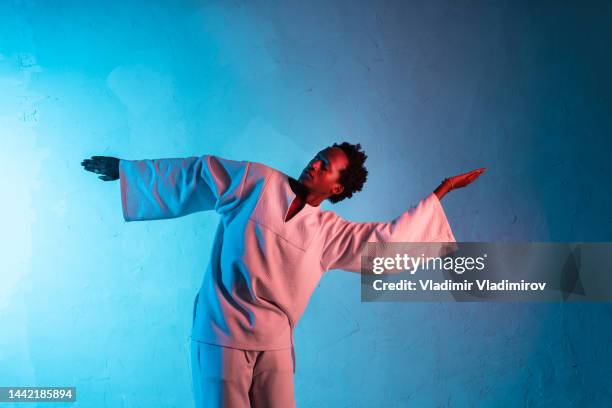 homme dansant avec les bras tenus larges - gard photos et images de collection