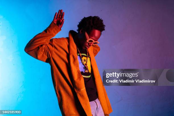 uomo africano che danza e guardando in basso - hip hop foto e immagini stock