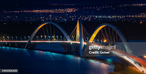 jk bridge and the paranoa lake - federaal district brazilië stockfoto's en -beelden