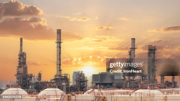 oil refinery with sunset - petroquimica imagens e fotografias de stock