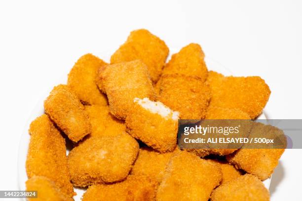 fried chicken nuggets isolated on white background,qatar - chicken nugget photos et images de collection