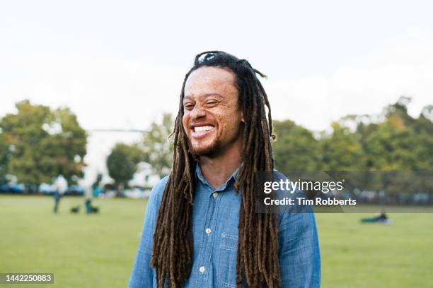 man smiling, looking super happy - oberkörper happy sommersprossen stock-fotos und bilder