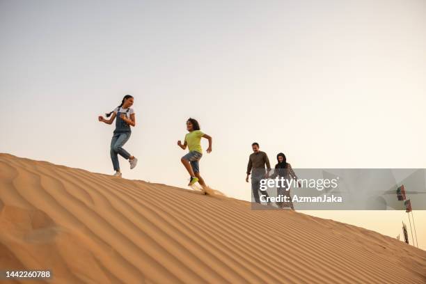 tourists on vacation in dubai desert - happy arab family on travel stock pictures, royalty-free photos & images