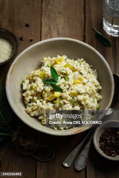 creamy risotto with leek, parmesan cheese and sage herbs - poireau photos et images de collection