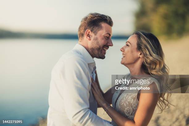 un couple souriant vient de se marier sur la plage - wedding couple laughing photos et images de collection