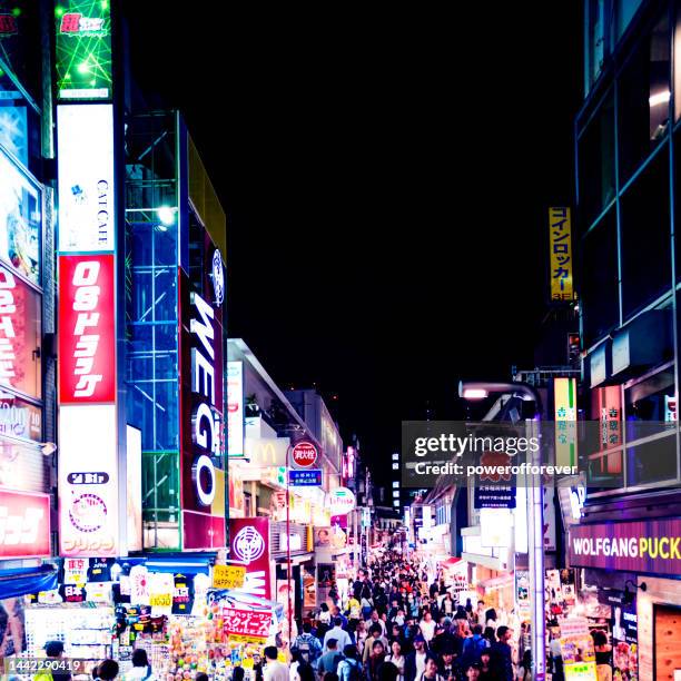 pedoni su takeshita street nel distretto di harajuku a tokyo, giappone - takeshita dori foto e immagini stock