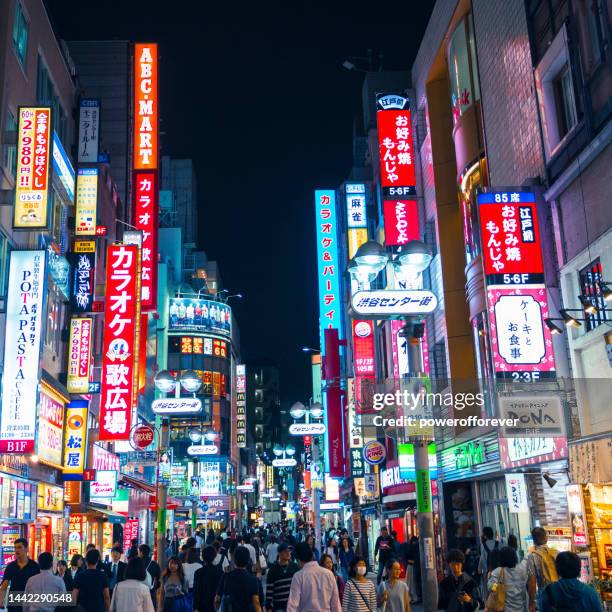 peatones en el barrio shibuya de tokio, japón - letrero de tienda fotografías e imágenes de stock