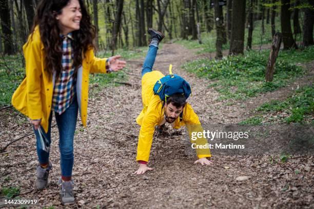 ein wanderer stolpert während der wanderung über einen felsen in einem wald - tripping stock-fotos und bilder