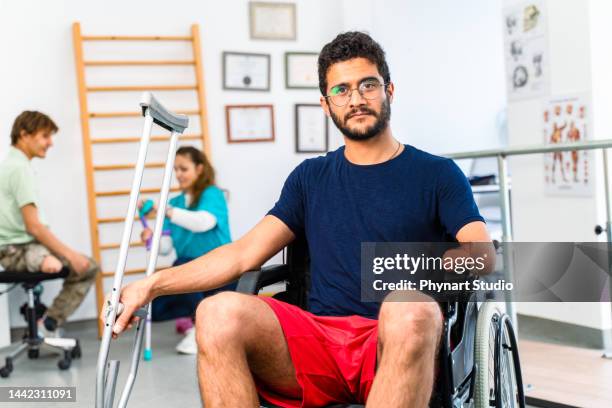 portrait d’un homme amputé d’un bras - amputé photos et images de collection