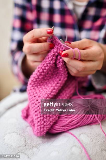 concept de tricot à la maison. les mains femele pinçant à l’aide de laine colorée. - crochet équipement photos et images de collection