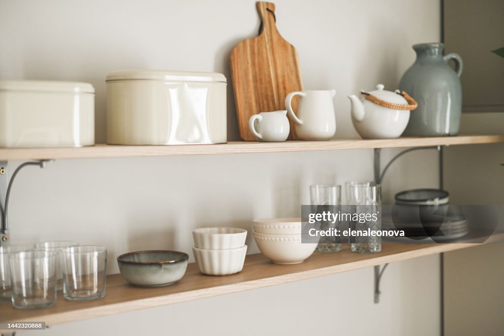 Interno della cucina domestica e degli utensili da cucina
