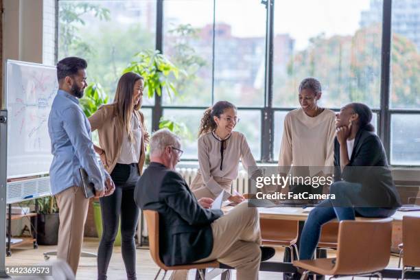 casual business meeting - table job imagens e fotografias de stock