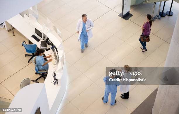 médecins et infirmières travaillant à l’hôpital - hopital couloir photos et images de collection