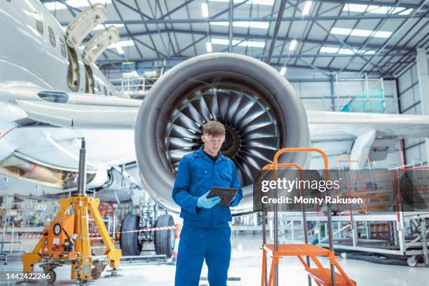 apprentice aircraft maintenance engineer in maintenance hangar - flugzeugmechaniker stock-fotos und bilder