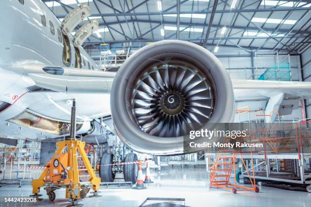 large jet engine in aircraft maintenance hangar - motor a reacción fotografías e imágenes de stock