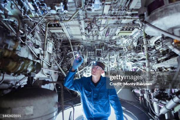 apprentice aircraft maintenance engineer inspecting wheel well on jet - airplane wheel well stockfoto's en -beelden