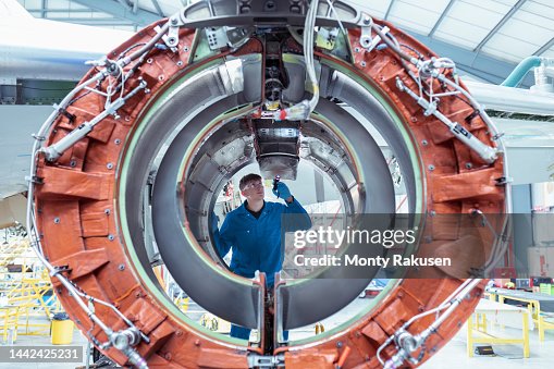 Apprentice Aircraft Maintenance Engineer Inspecting Jet Engine Foto De apprentice-aircraft-maintenance-engineer-inspecting-jet-engine-foto-de