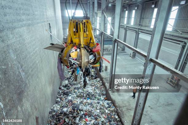 mechanical grabber in waste to energy power station - escombrera fotografías e imágenes de stock