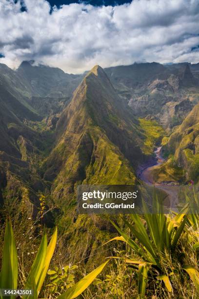 mountain peak of mafate - réunion stockfoto's en -beelden