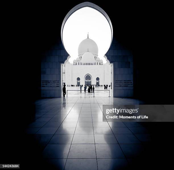 arch symmetry - grand mosque stock pictures, royalty-free photos & images