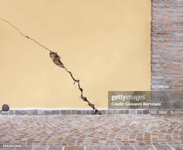 cracked house wall - trou photos et images de collection