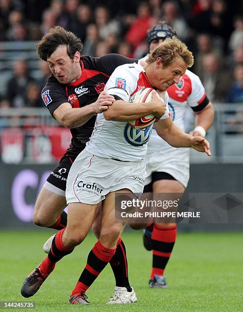 Toulon's English fly-half Jonny Wilkinson vies with Lyon's French wing Franck Romanet during the French Top 14 rugby union match Lyon vs. Toulon on...