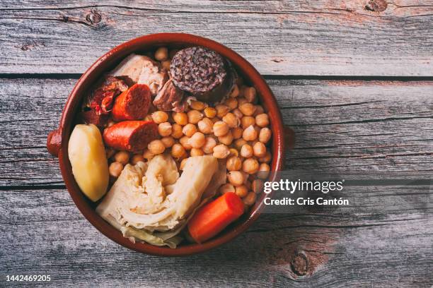 cocido madrileño, typical spanish dish - alimentos cocinados fotografías e imágenes de stock
