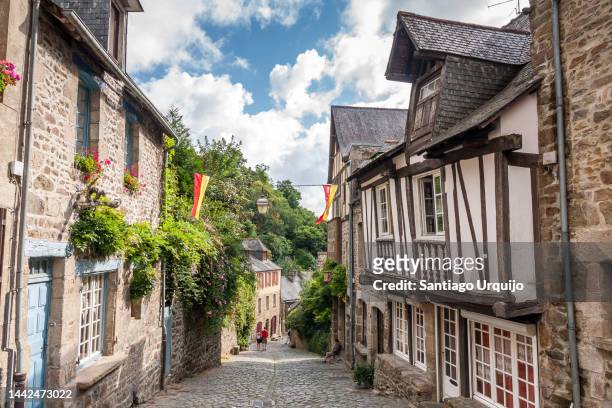 couple walking on cobblestone street in medieval town of dinan - cotes d'armor 個照片及圖片檔