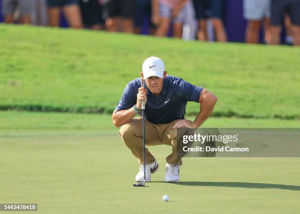 Rory McIlroy of Northern Ireland lines up a putt for eagle on the 18th hole during the second round on Day Two of the DP World Tour Championship on...