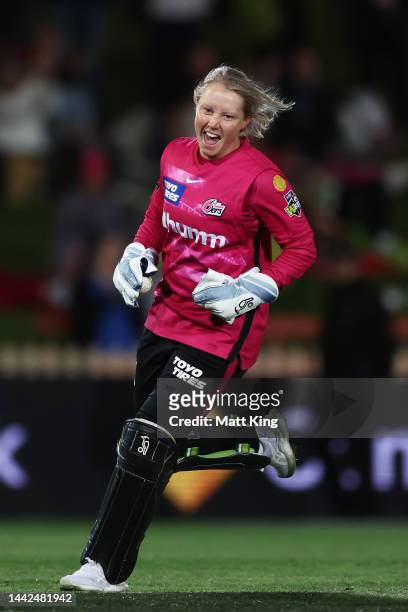 Alyssa Healy of the Sixers celebrates with team mates after taking a catch to dismiss Sammy-Jo Johnson of the Thunder during the Women's Big Bash...