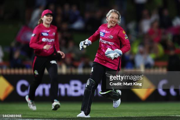Alyssa Healy of the Sixers celebrates with team mates after taking a catch to dismiss Sammy-Jo Johnson of the Thunder during the Women's Big Bash...