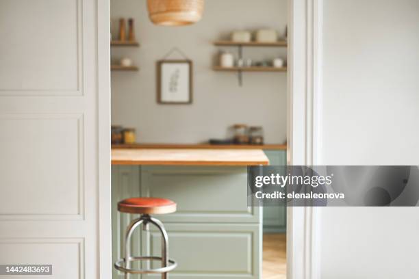 interior de la cocina del hogar y utensilios de cocina - isla de cocina fotografías e imágenes de stock