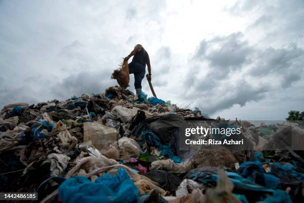 people on trash mountain - garbage waste management in indonesia stock pictures, royalty-free photos & images